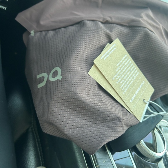 On Running Men's OX/BLACK shorts - Picture 2 of 3